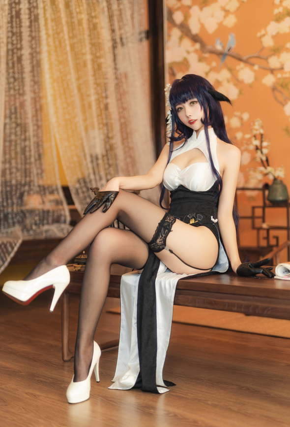 《Momoko葵葵》创造出既真实又富有想象力的写真作品!