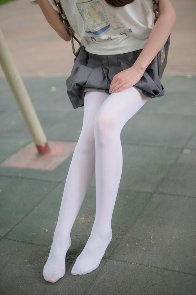 《森萝财团 白丝妹妹游园》可爱妹子最能萌化你！