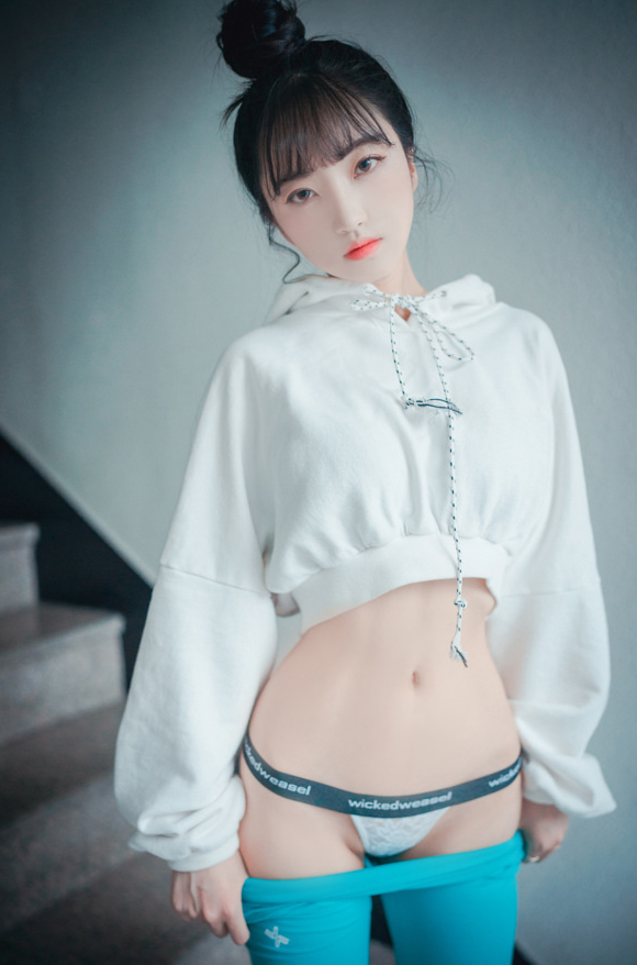 《韩国@Hanari하나리》其写真风格常常融合韩式清新和日系宅文化特征!