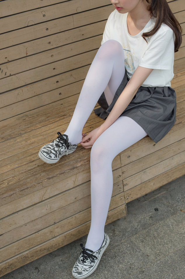 《森萝财团 白丝妹妹游园》可爱妹子最能萌化你!