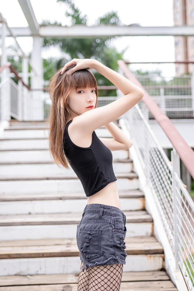 《风之领域 超短牛仔短裤黑网袜》写真图集，叛逆之美的视觉冲击！