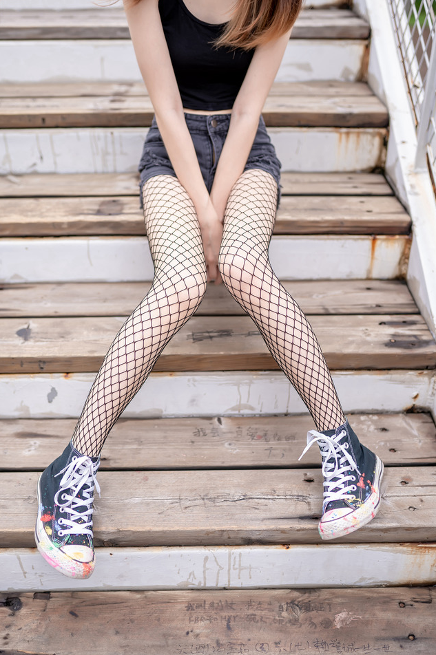 《风之领域 超短牛仔短裤黑网袜》写真图集,叛逆之美的视觉冲击!