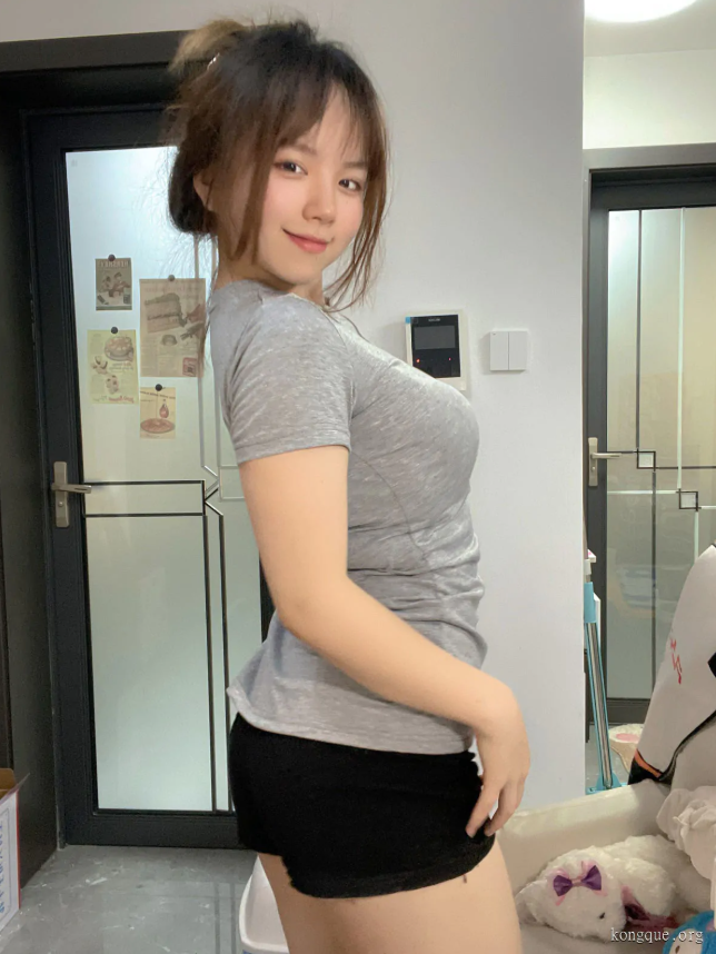 人气博主《葱油饼》最新写真曝光,生活气息满满的美图合集!