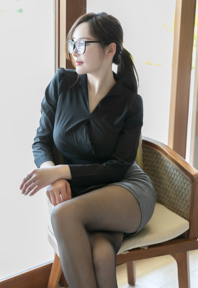 《周妍希》最新写真大公开,从白裙海湾到红黑造型的时尚演变!