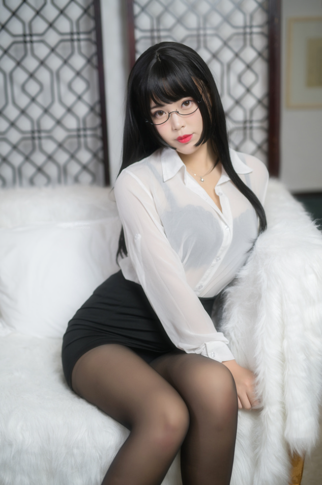 《白烨》职场白衬衫写真，优雅时尚与女性魅力完美融合！