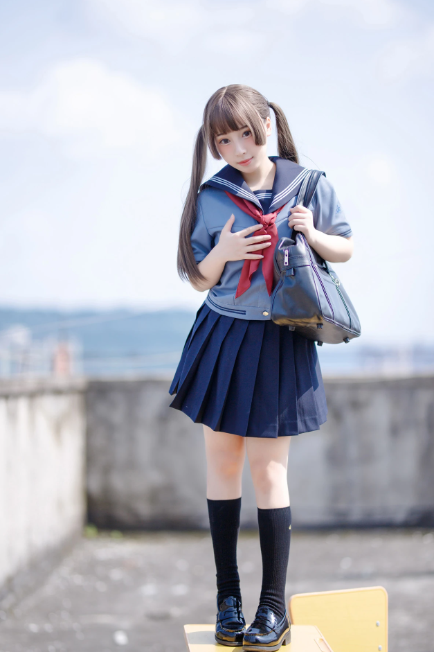 《胡桃猫Kurumineko》写真作品精选，校服造型与节日主题风格整合！