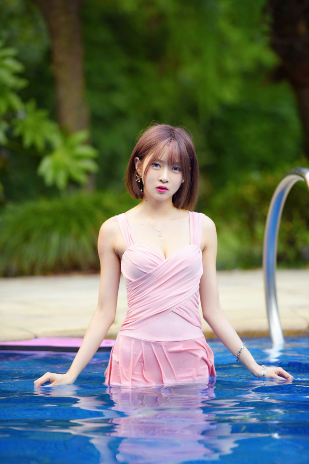 《王羽杉》写真图集推荐，节庆与夏日造型创意风格演绎！