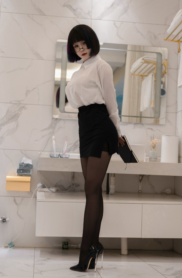 《晕崽Zz》写真精选合集,镜头下的角色变幻与光影美感!