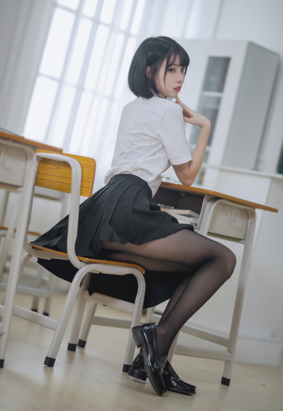 《许岚LAN》图集更新,适合喜欢校园美学与日常生活感受的观众!