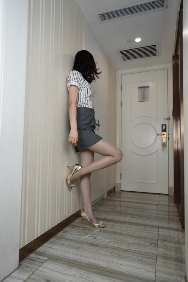 《KittyWawa-袜小喵》都市风写真图集,通勤风格与细节特写图集!