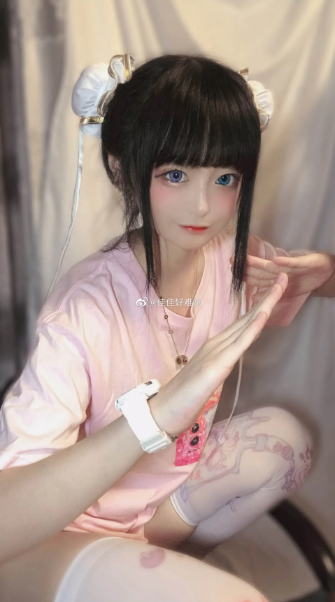 《佳佳好难啊》粉色萌妹与双马尾青春写真合集!