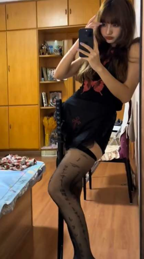 《麦香鱼 微密圈》写真作品推荐，丝袜风格与日常自拍整理！