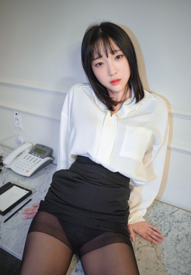 现代女性自信生活：《姜仁卿》真实生活与时尚搭配精选写真集！