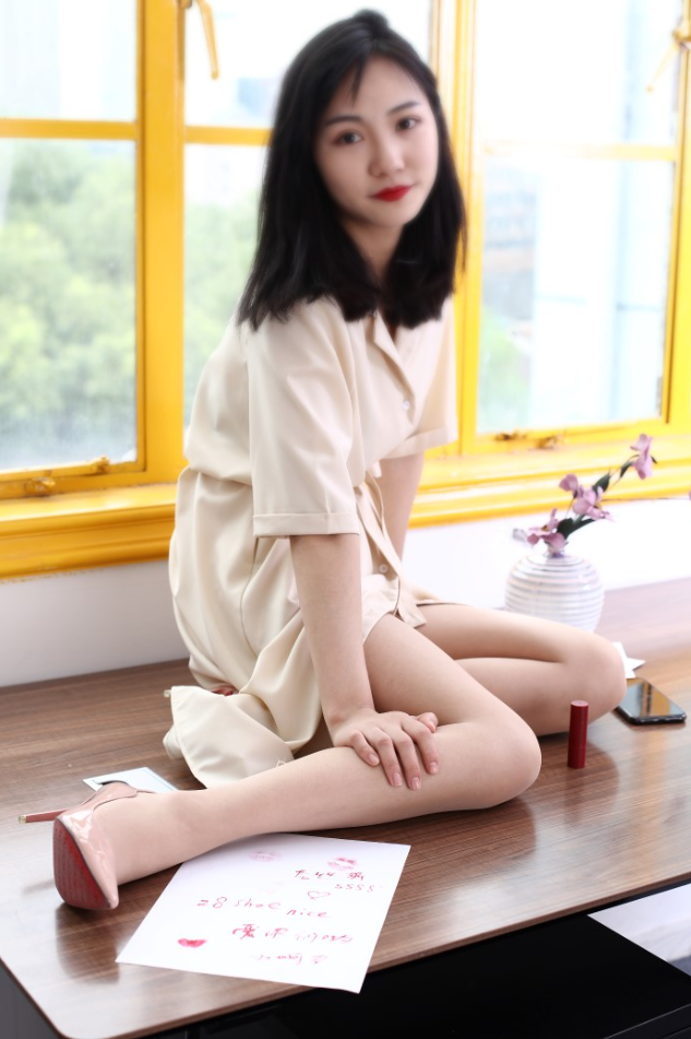 《奈丝 刀刀》写真资源图集,刀刀演绎室内光影下的安静表达!