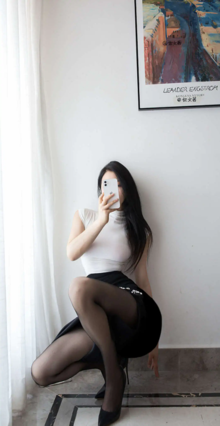 《Cool文茜》高清写真资源,黑白经典、极简空间与女性独立气质全系列!