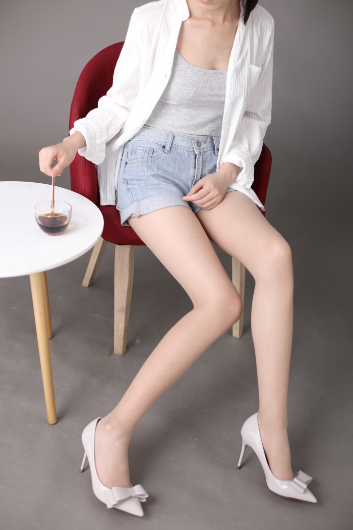 奈丝写真 冰冰牛仔短裤清爽穿搭，让人眼前一亮！