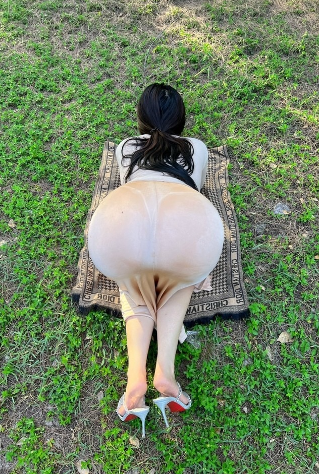 草地卧拍写真,《迷人的五姨太》野趣+弧线视觉阵列!