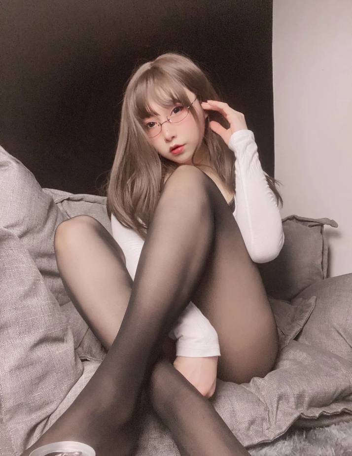 《次屁啦》个人写真合集，多元造型展现自信松弛新态度！