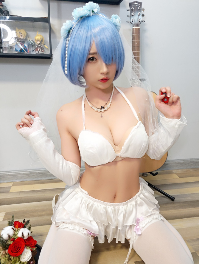 最全小女巫露娜写真集,成长经历与她最具代表性的魔幻写真作品!