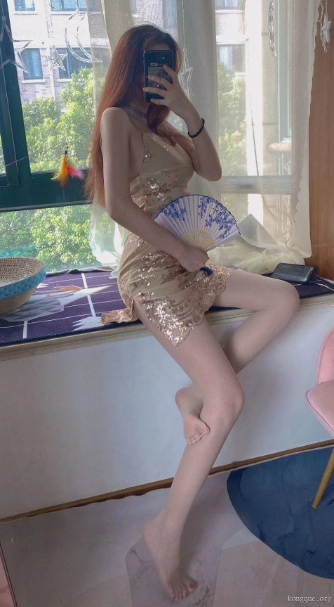 《提袜少女写》真图集推荐,高品质丝足美腿女神博主,无论是脚还是腿都很完美!