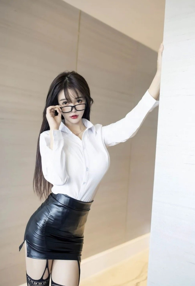 《南初妹妹》高清写真图片合集,都市时尚与温柔气质兼具的女神范全新展现!