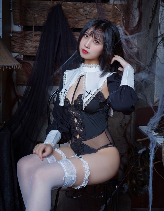 《念雪ww》最新写真图集,校园、修女、白衬衫风格一网打尽!