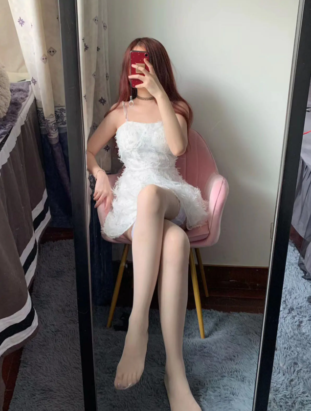 《提袜少女写》真图集推荐，高品质丝足美腿女神博主，无论是脚还是腿都很完美！