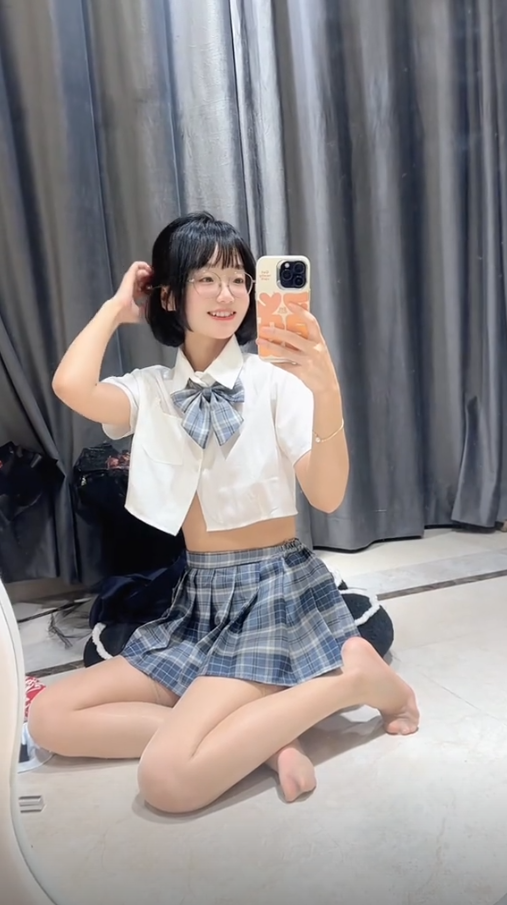 《王胜利 微密圈》写真合集，元气少女、日常自拍与角色扮演风格图集推荐