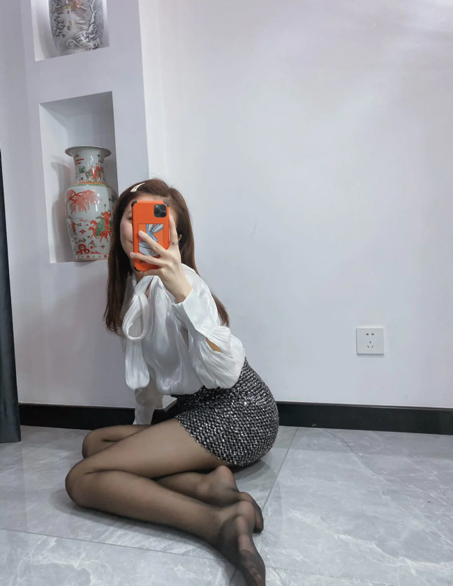 《杨大乐乐很靠谱》多风格写真合集,职场造型、慵懒家居与时尚混搭高质美图资源