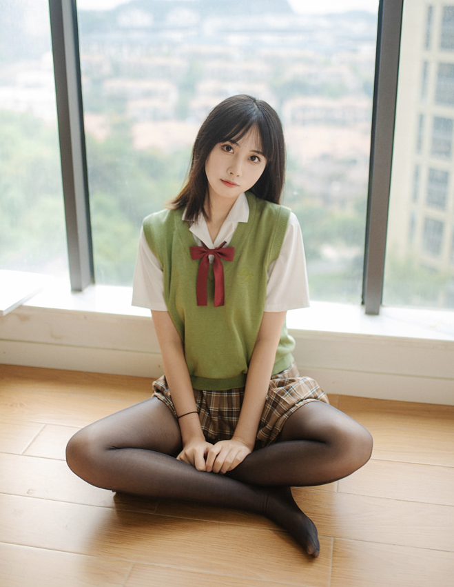 《念雪ww》最新写真图集,校园、修女、白衬衫风格一网打尽!