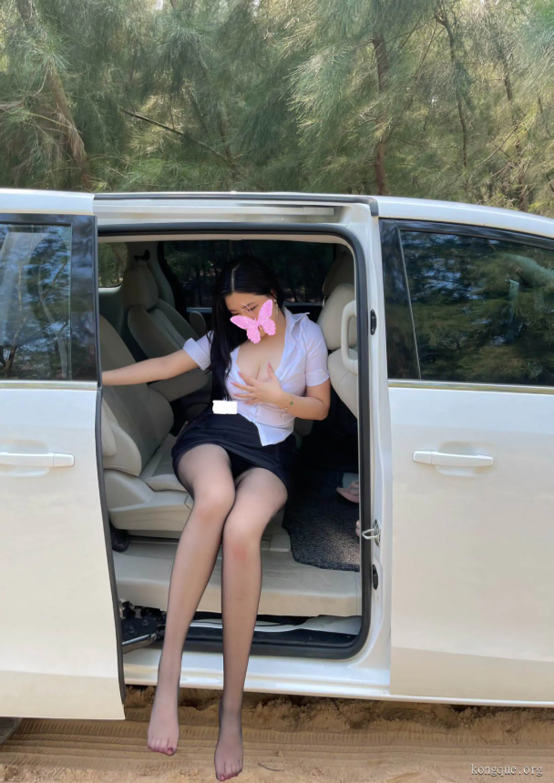 草地卧拍写真，《迷人的五姨太》野趣＋弧线视觉阵列！