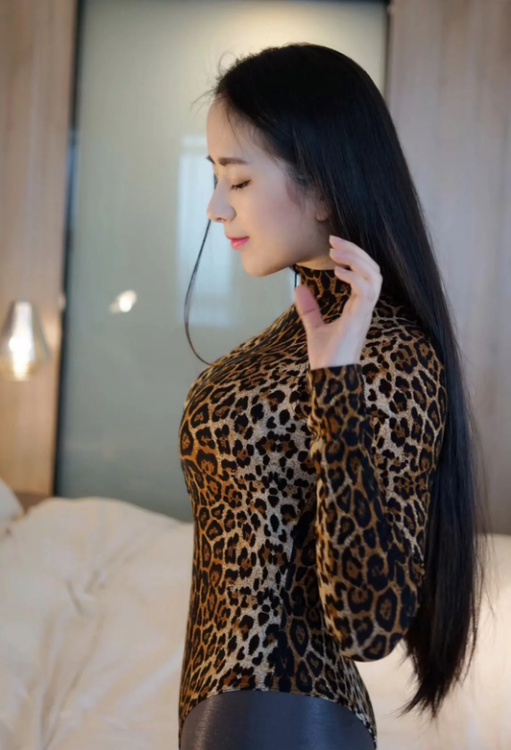 《辣妈女神》微密圈写真合集下载,成熟女性气质与时尚穿搭风格高清图集！