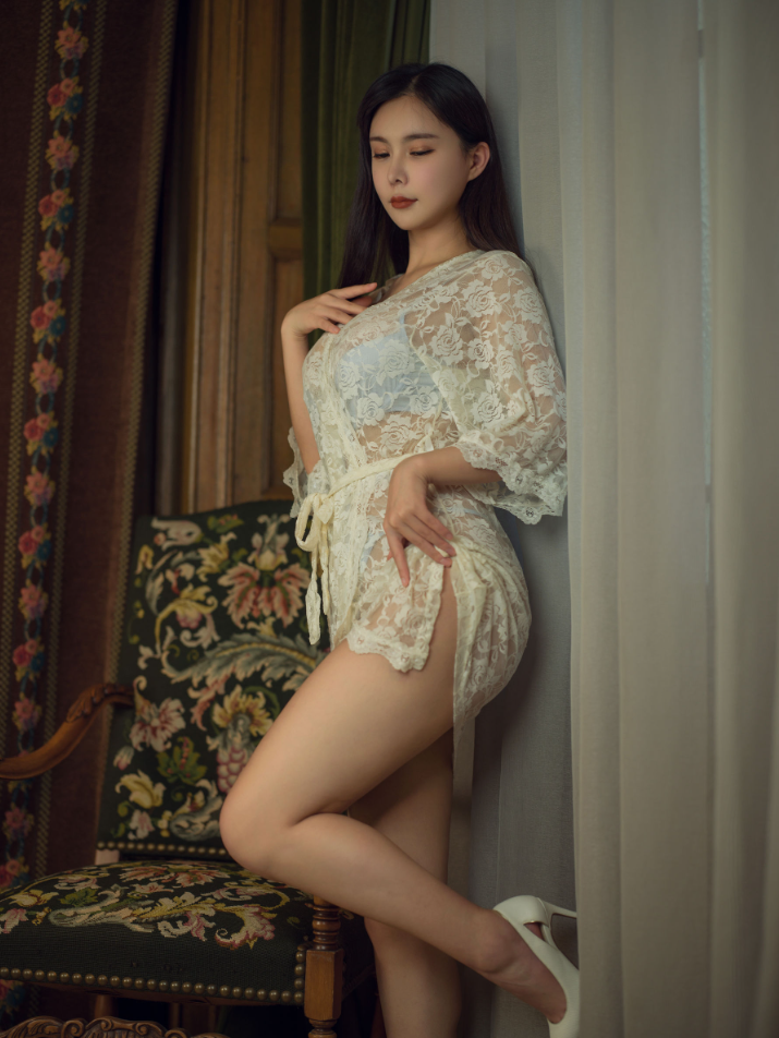 《亚马逊鲶鱼》写真套图大合集热门coser女神演绎职场,粉丝必看收藏指南!