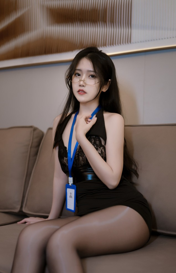 《不呆猫》最新写真合集，多元造型、都市职场与二次元Cos高质量美图！