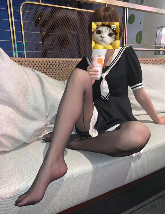 《无敌哒小姨妈》微密圈写真资源合集，率性礼裙与个性水手服多面气质！