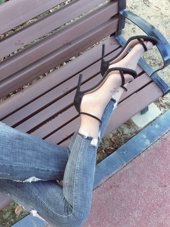 《丝月神》时尚搭配与生活美学全系列,牛仔裤高跟鞋到家居礼服穿搭!