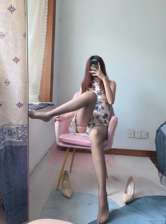 《提袜少女写》真图集推荐，高品质丝足美腿女神博主，无论是脚还是腿都很完美！