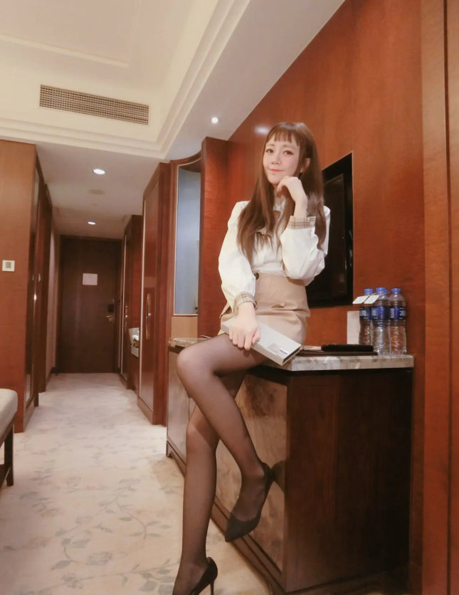 《杨大乐乐很靠谱》多风格写真合集,职场造型、慵懒家居与时尚混搭高质美图资源