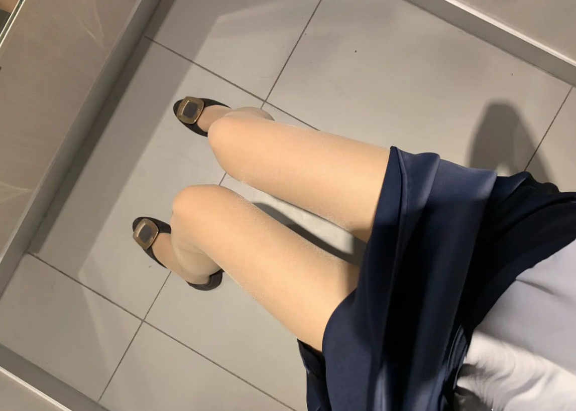 《桃脱了》个人写真作品大集合,多场景拍摄呈现现代女性真实生活与自信气质!