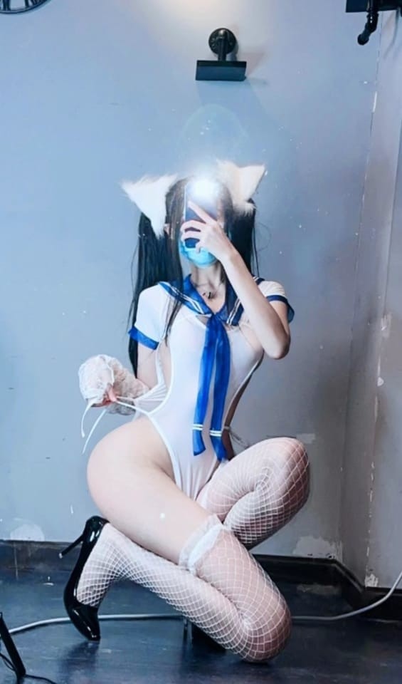 小艾根本吃不饱微密圈写真,甜美S型身材写真与节日主题美图推荐!