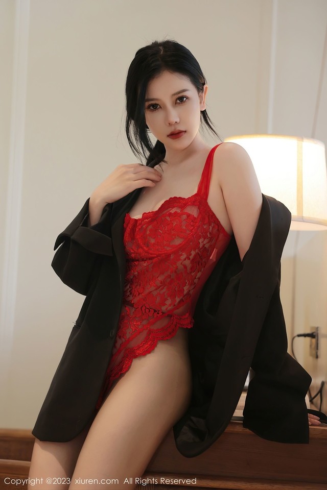 尹甜甜写真合集更新，从清新到妩媚的私房制服合集资源！