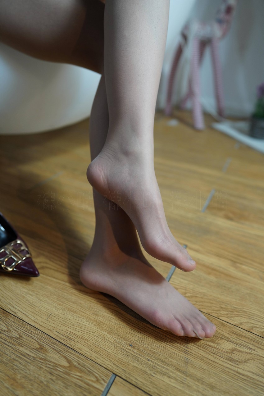 收藏级写真推荐：静静酒红皮裙图包皮裙质感强烈视觉作品全集！