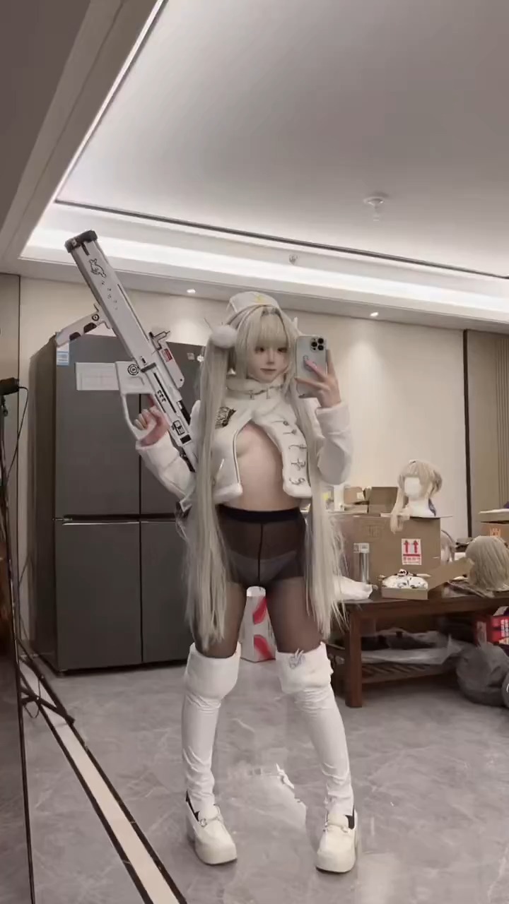 申辣辣以反差御姐风格走红,穿搭舞蹈都在线